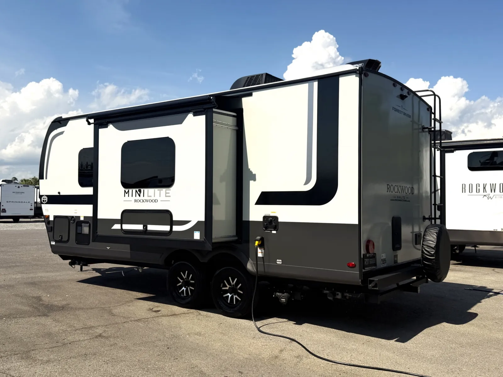 2027 Forest River Rockwood Mini Lite 2109S - Photo 4