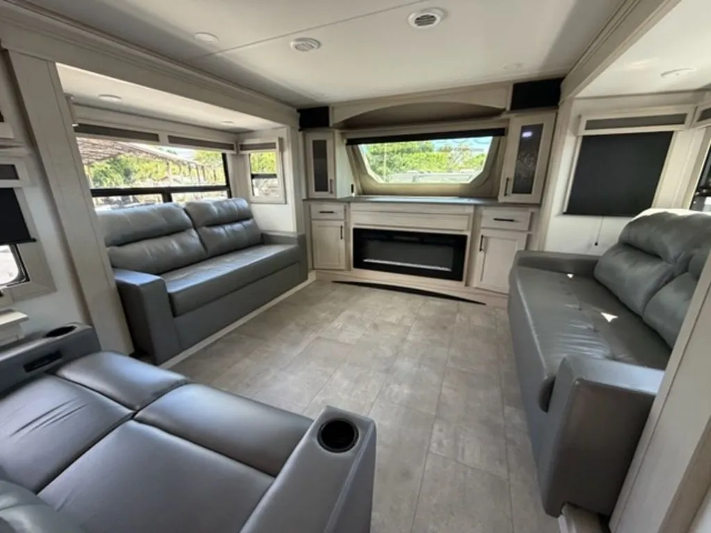 2025 Grand Design Solitude 380FL - Photo 4