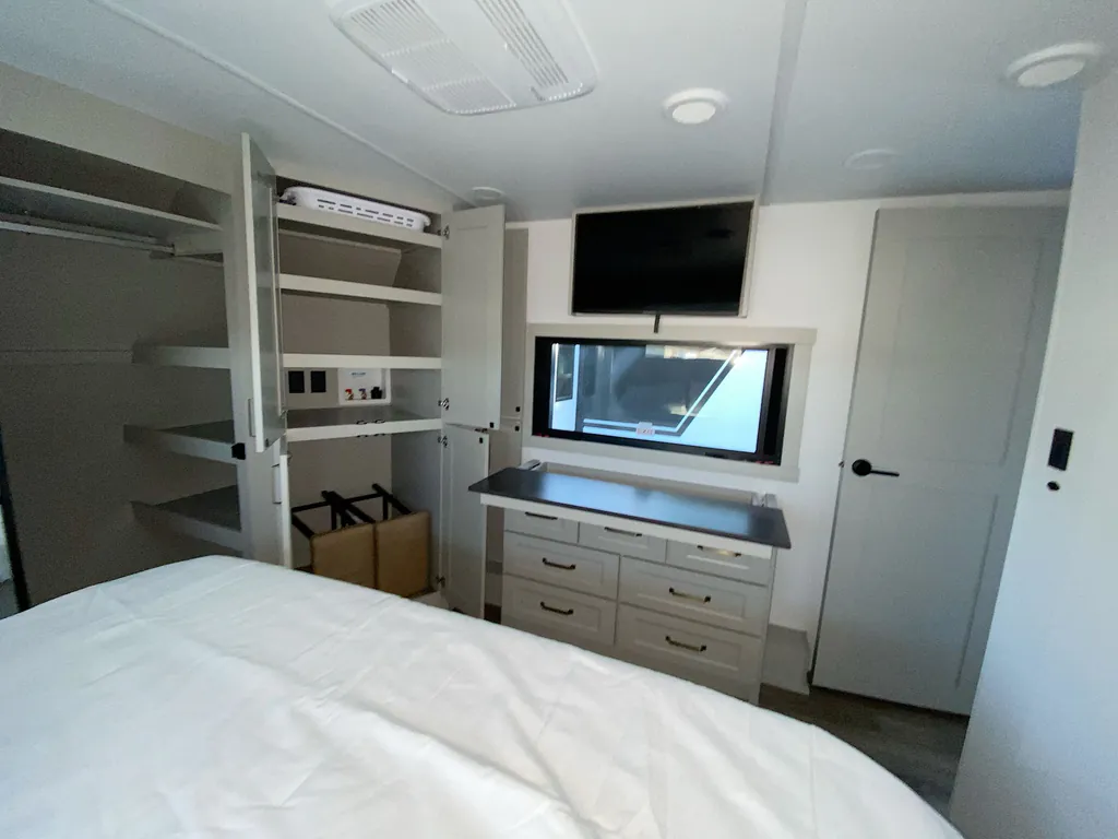 2026 Brinkley Model G 4170, Photos photo 10