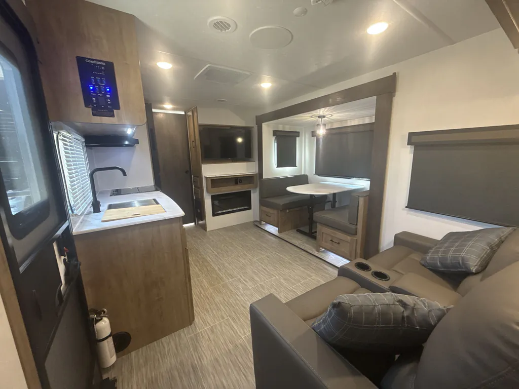 2025 Coachmen Freedom Express Ultra Lite 258BHS, Photos photo 2
