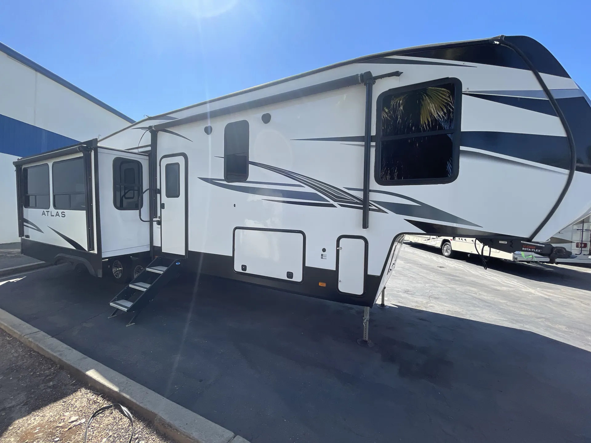 2022 Dutchmen Atlas 3172RLKB dealer photo 5 from Camping World