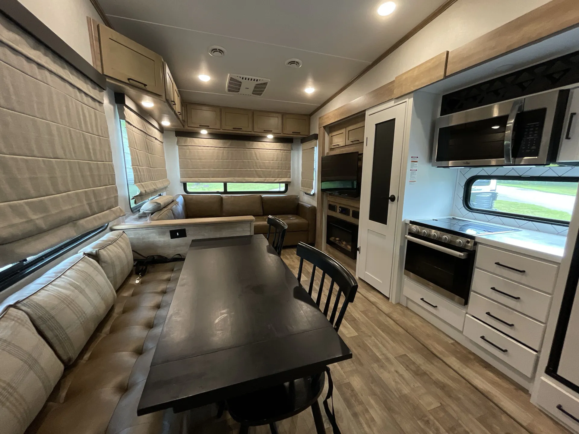 2022 Keystone Arcadia 3250RL — living area main
