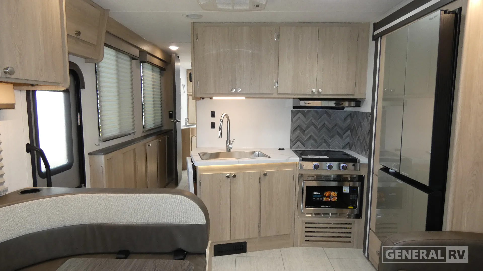 2027 Coachmen Leprechaun 308KB - Photo 3