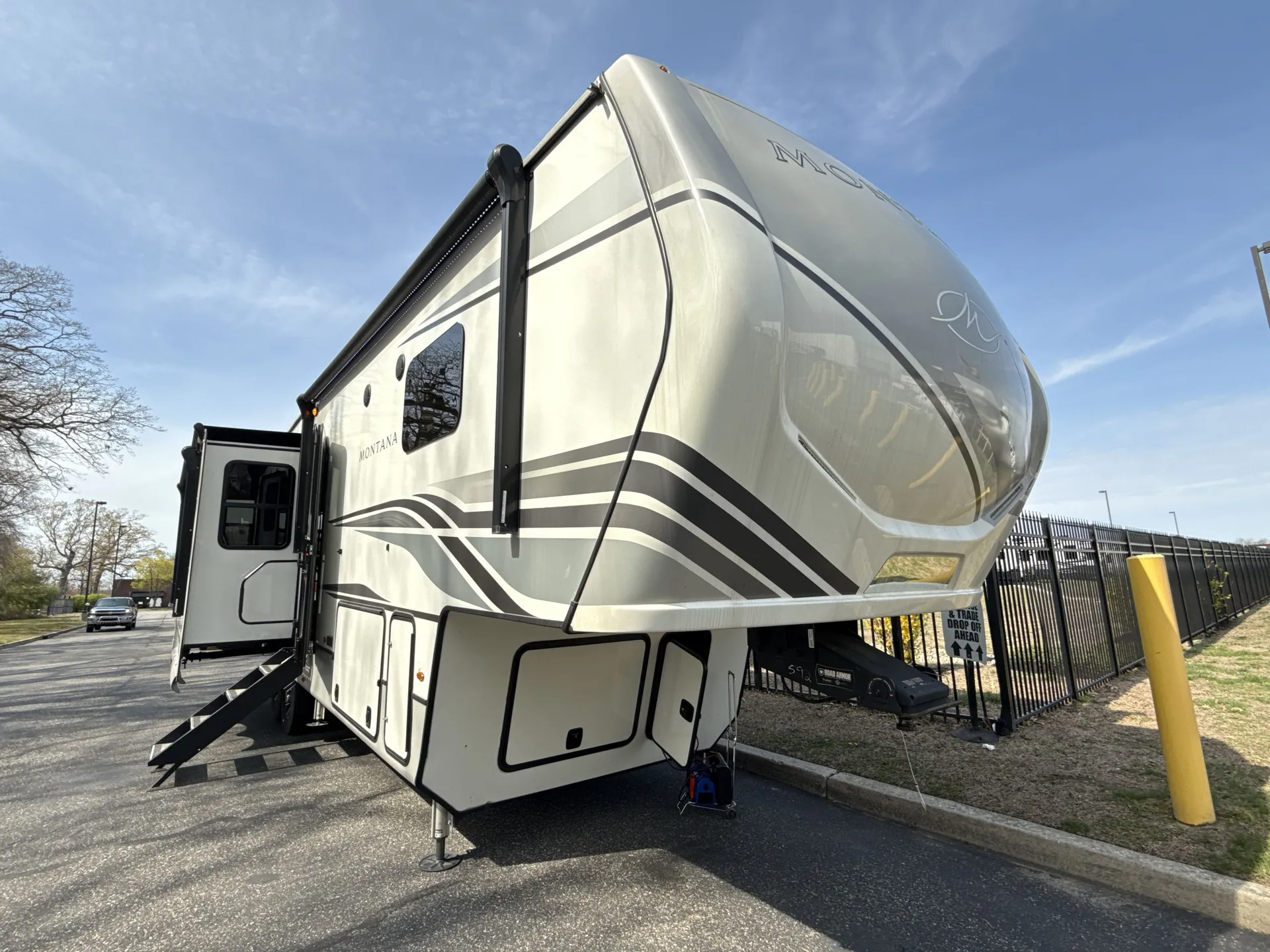 2023 Keystone Montana 3123RL - Photo 2
