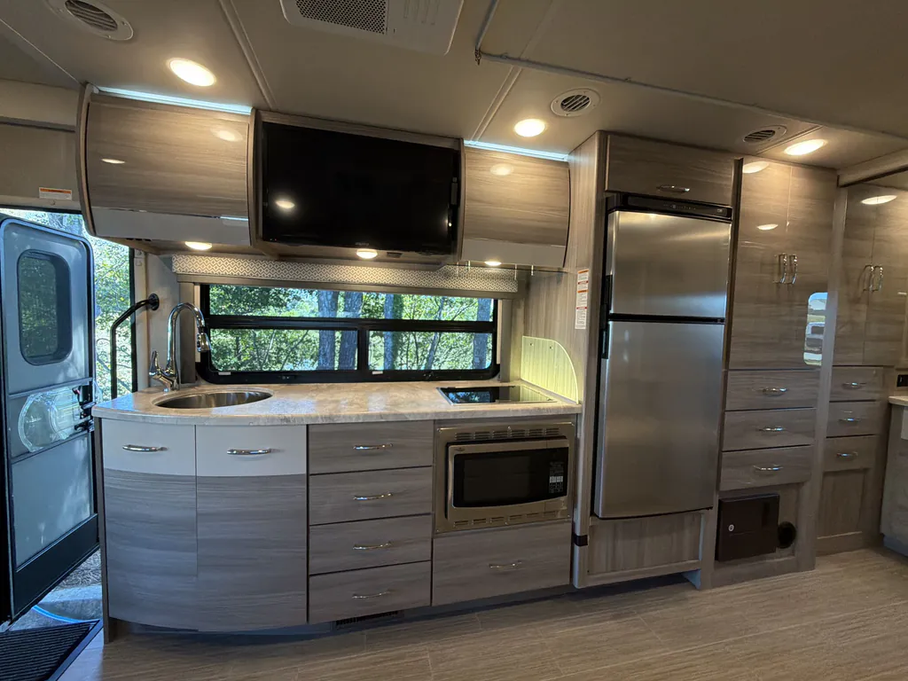 2021 Thor Motor Coach Tiburon 24FB, Photos photo 11