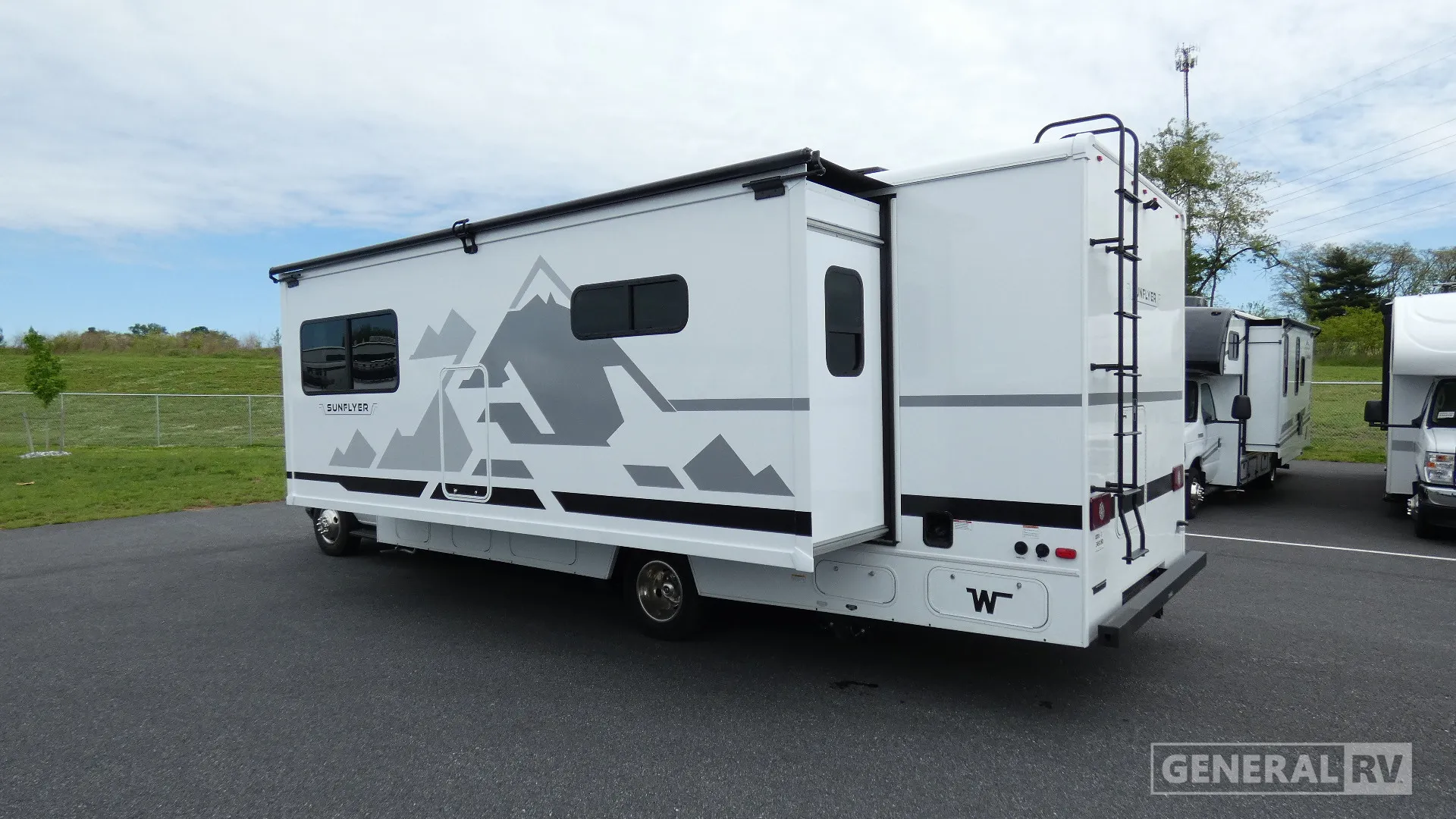 2027 Winnebago Sunflyer 28MB - Photo 4