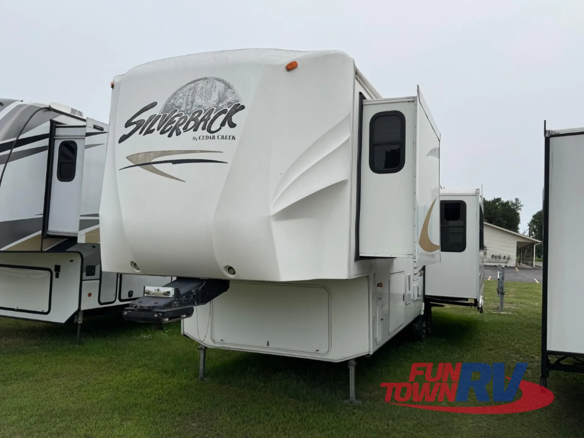 2011 Forest River Cedar Creek Silverback 33L - Photo 4
