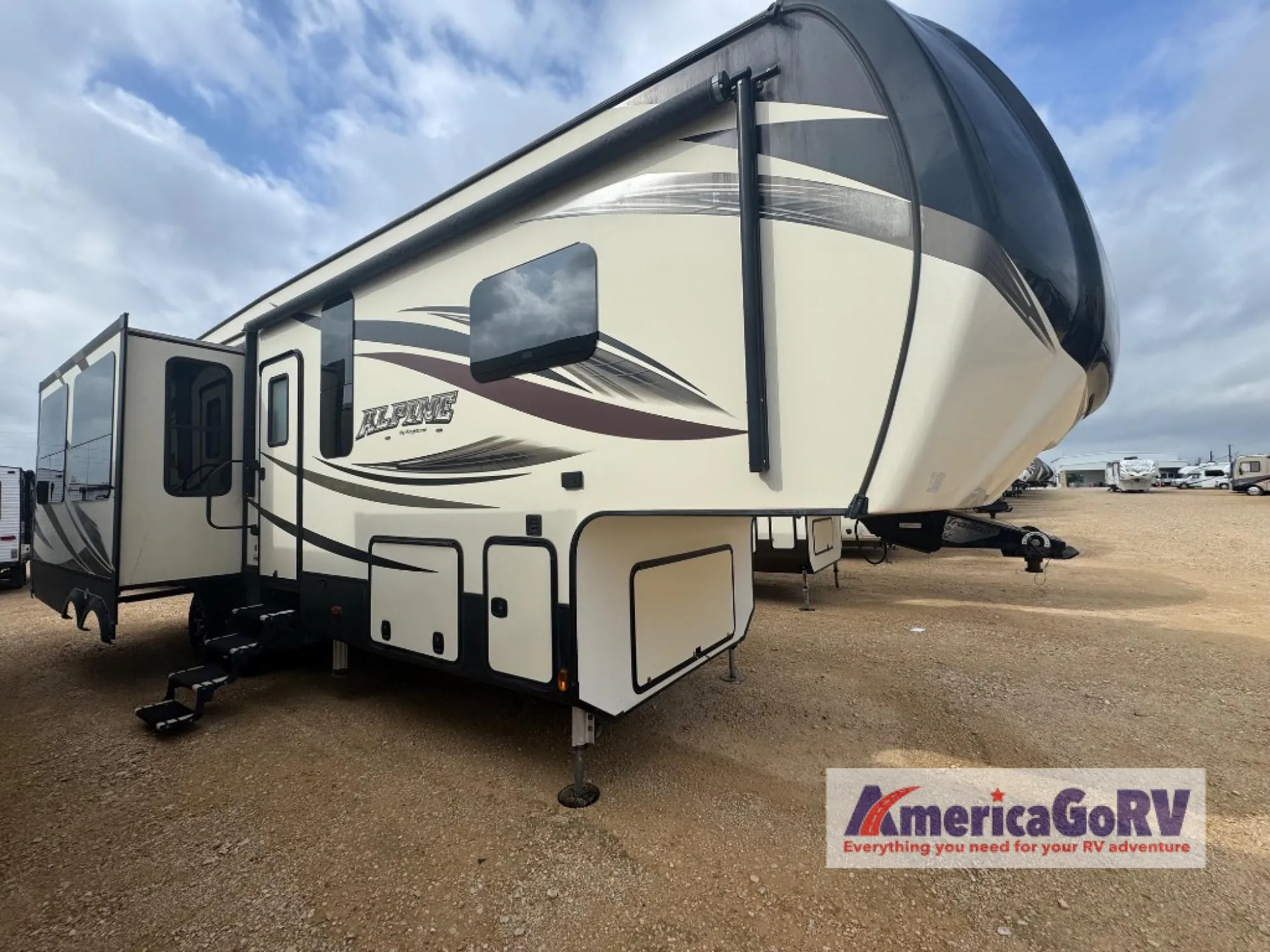 2017 Keystone Alpine 3011RE - Photo 2