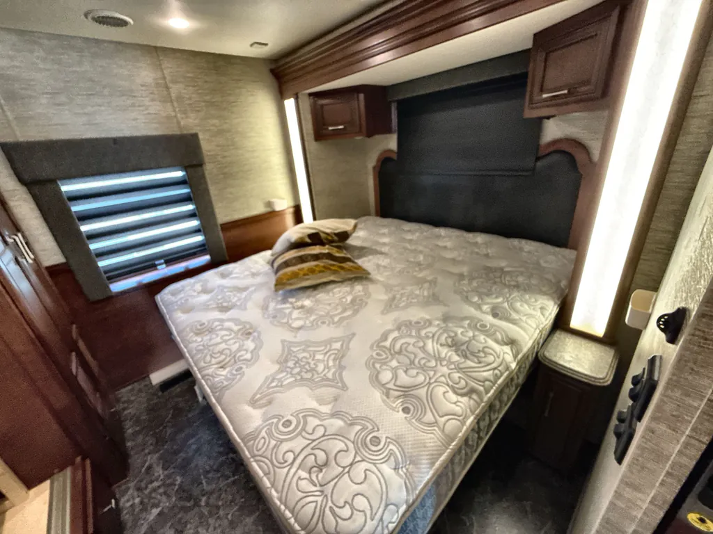 2016 Newmar Canyon Star 3914, Photos photo 14
