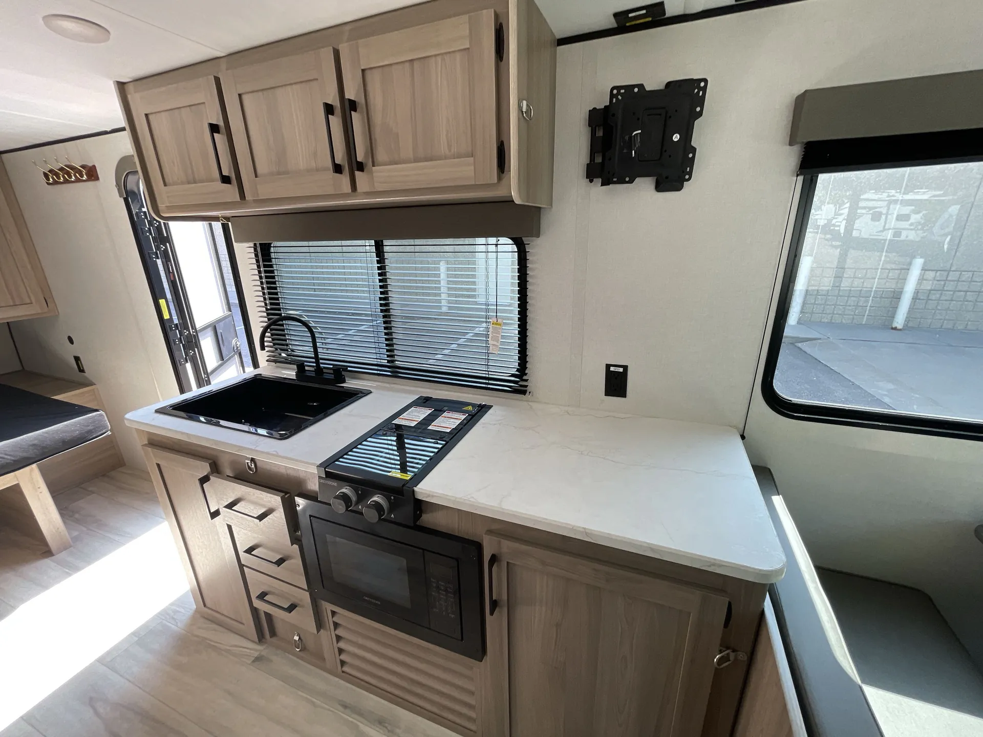 2025 Keystone Coleman 19R — living area main