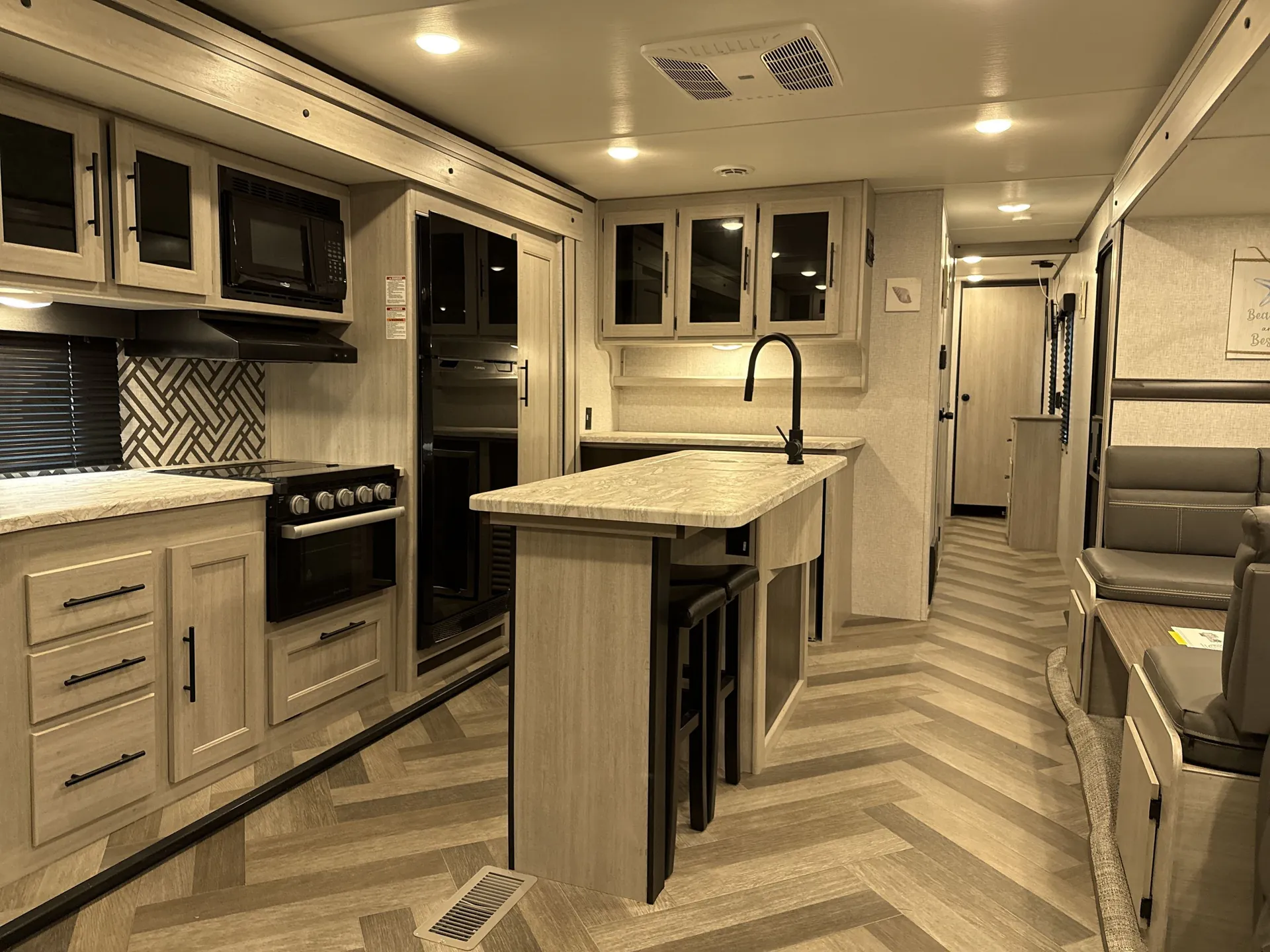 2024 CrossRoads Zinger ZR340RE — living area main