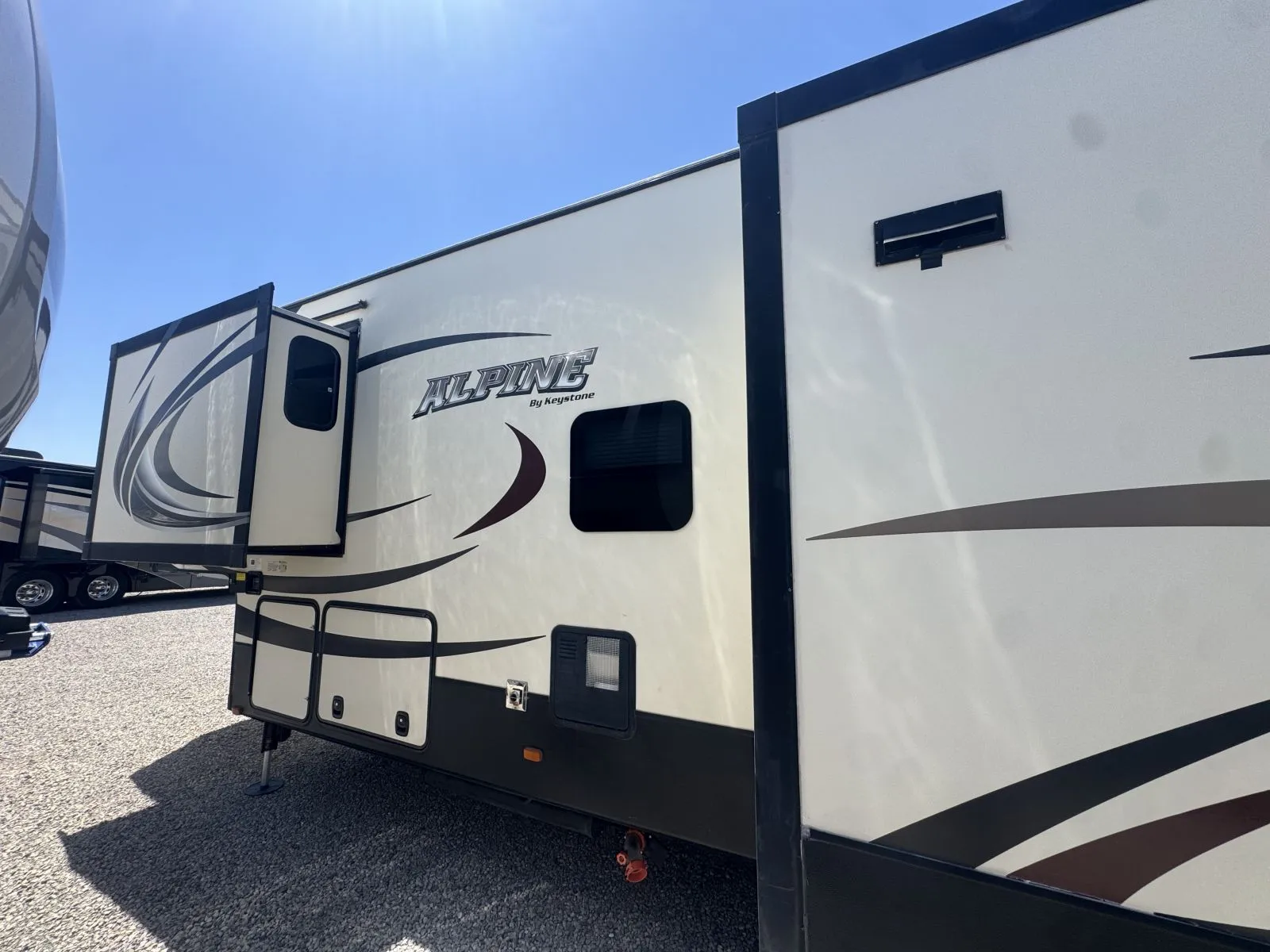 2015 Keystone Alpine 3901RE - Photo 4