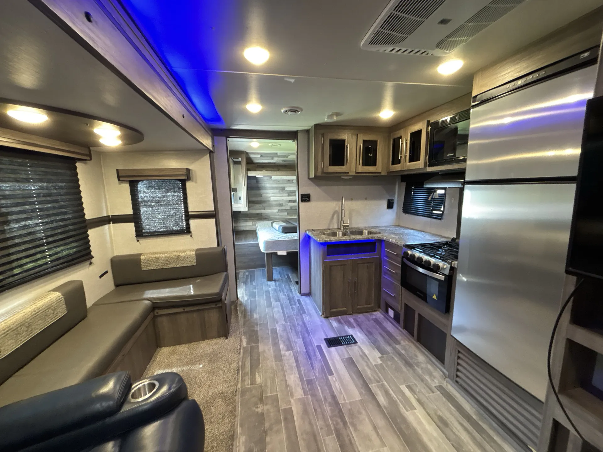 2022 CrossRoads Zinger 280RB — living area main