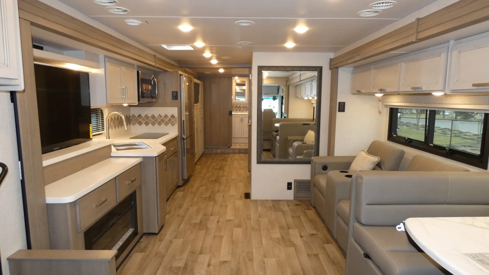 2026 Thor Motor Coach Palazzo GT 37.5 - Photo 3