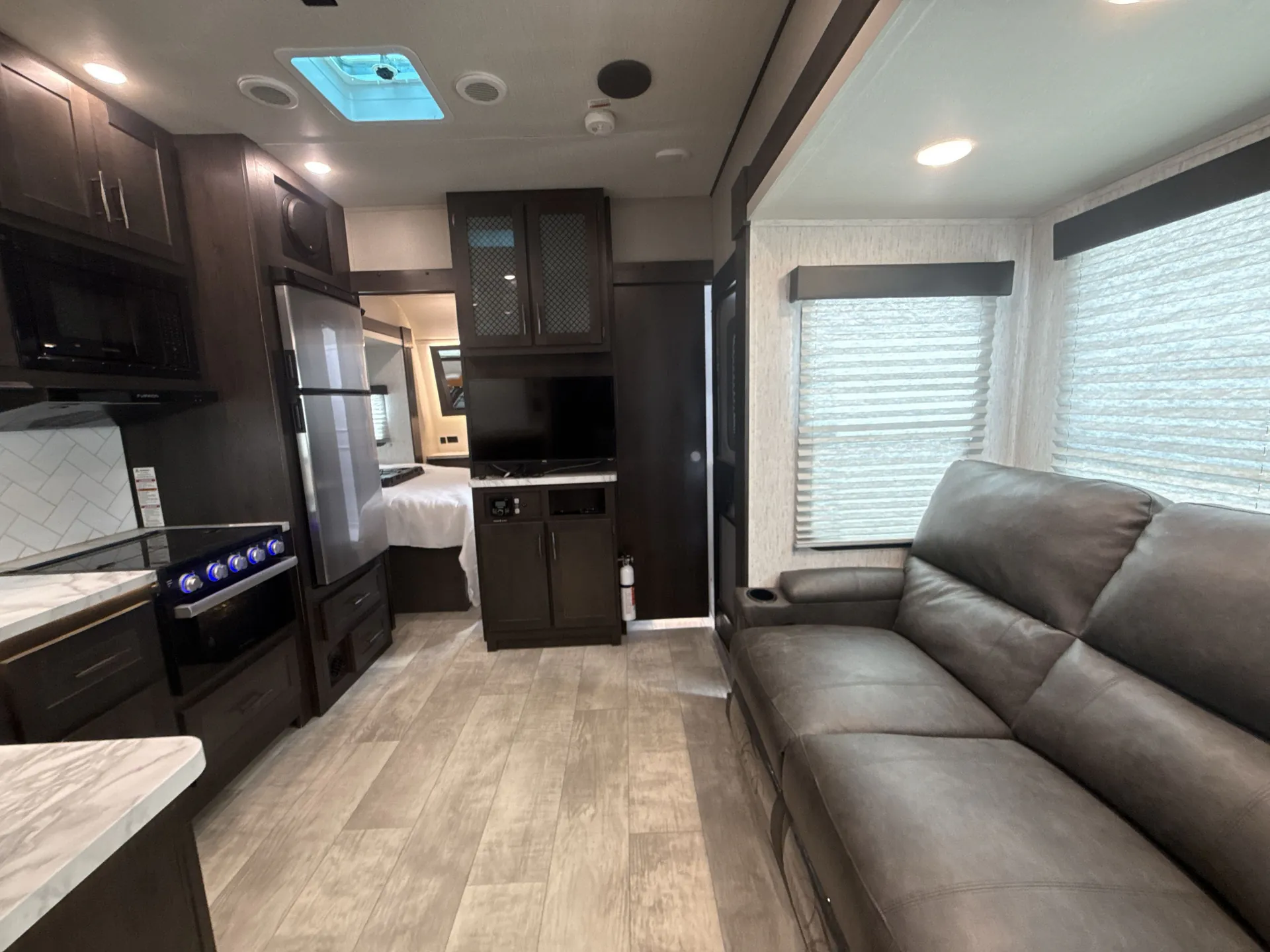 2022 Grand Design Momentum G Class 31G - Photo 4