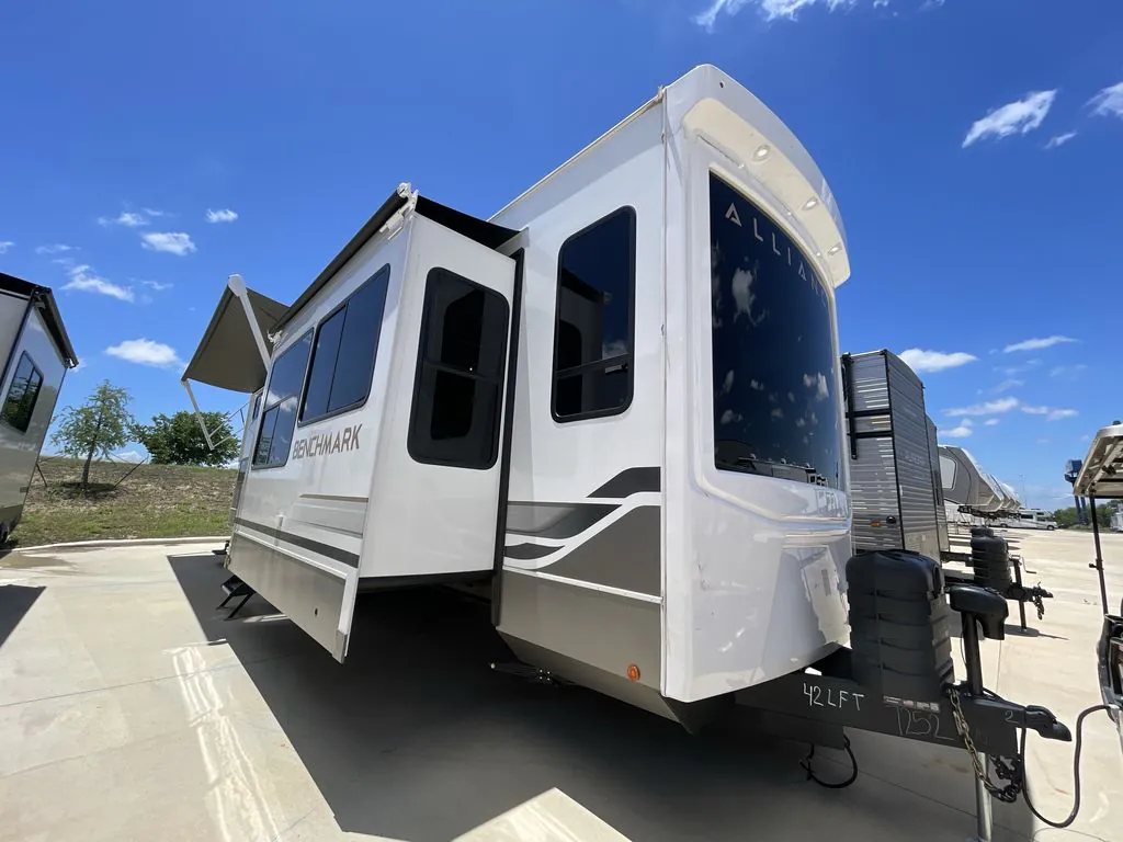 2026 Alliance RV Benchmark 44LFT - Photo 2
