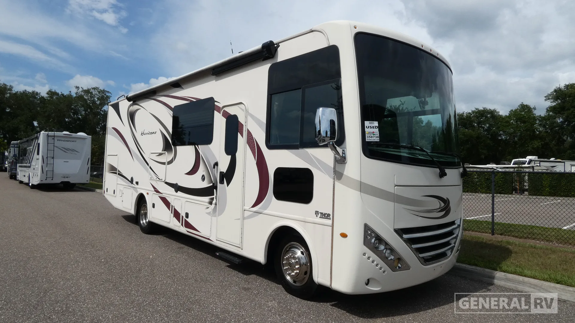2018 Thor Motor Coach Hurricane 29M - Photo 2