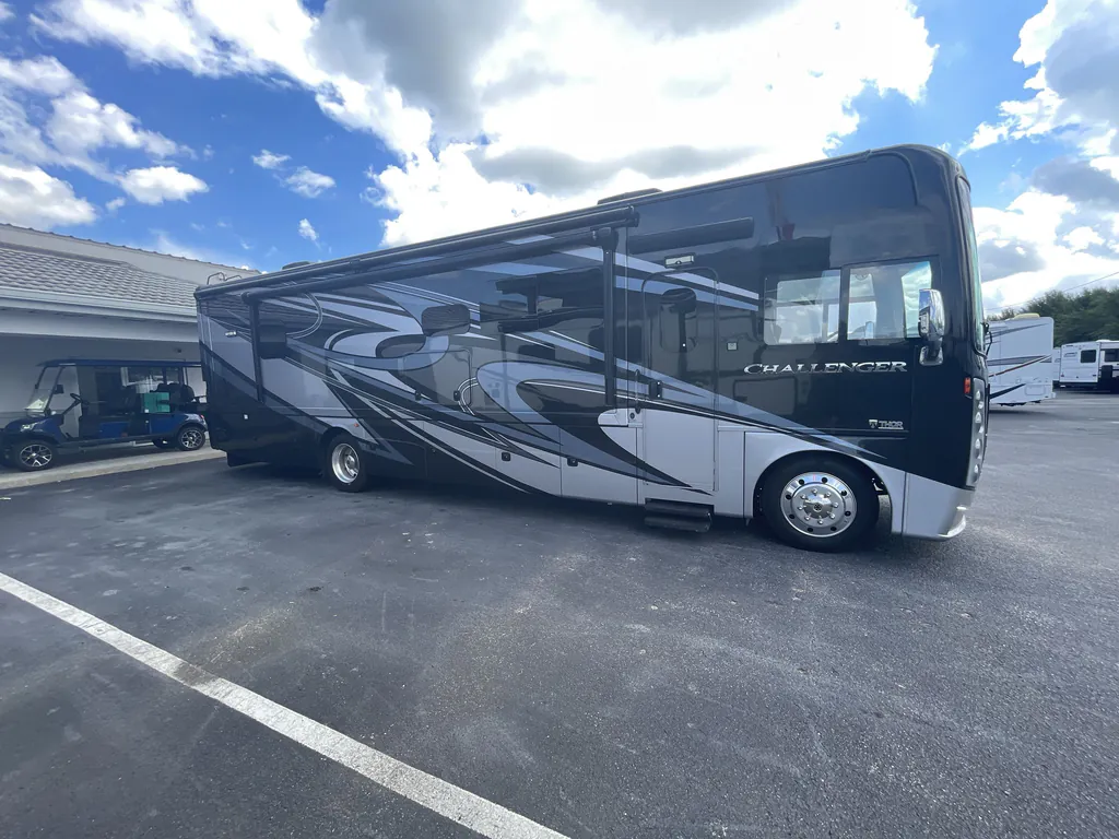 2020 Thor Motor Coach Challenger 35MQ, Photos photo 5