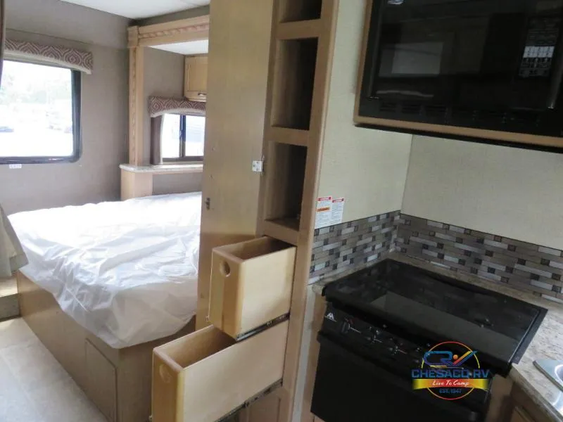2018 Thor Motor Coach Chateau Used    Chateau - Photo 3