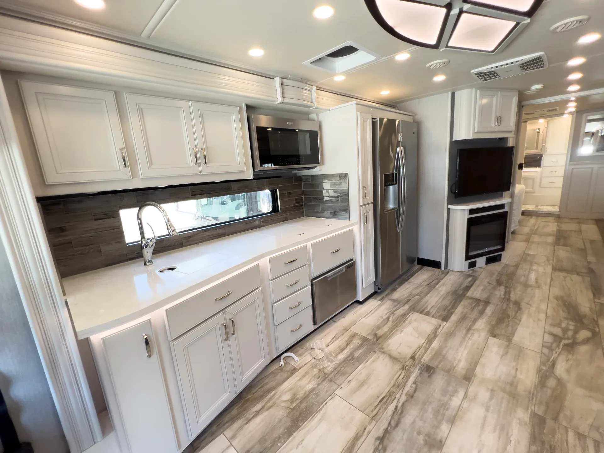 2022 Holiday Rambler Endeavor 38K dealer photo 5 from La Mesa RV Center