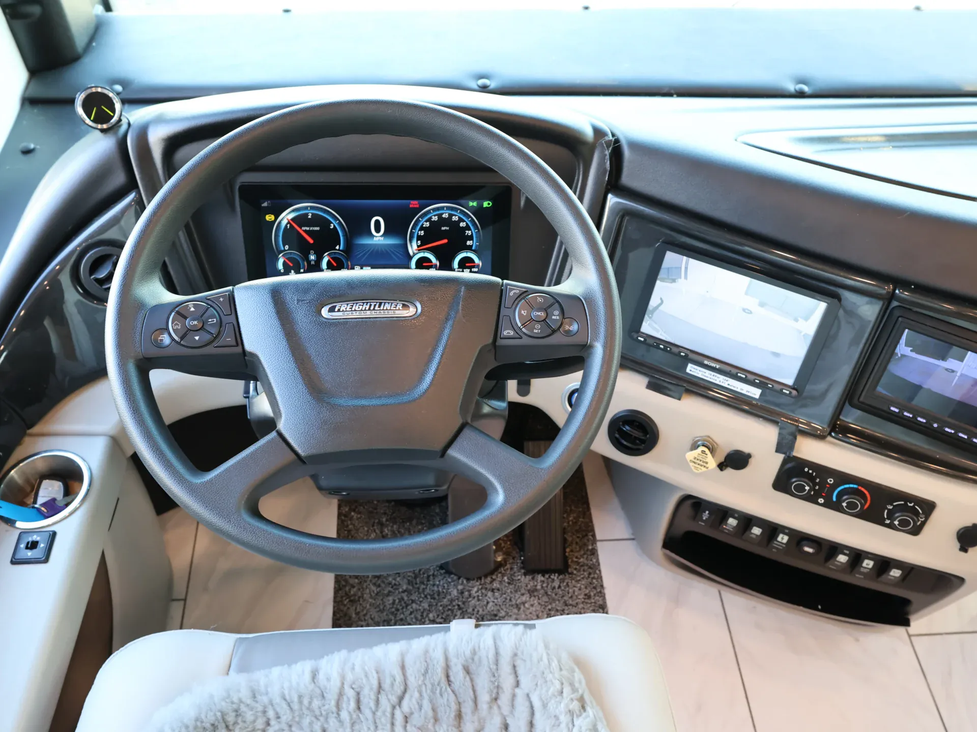 2025 Fleetwood Discovery 38W - Photo 3