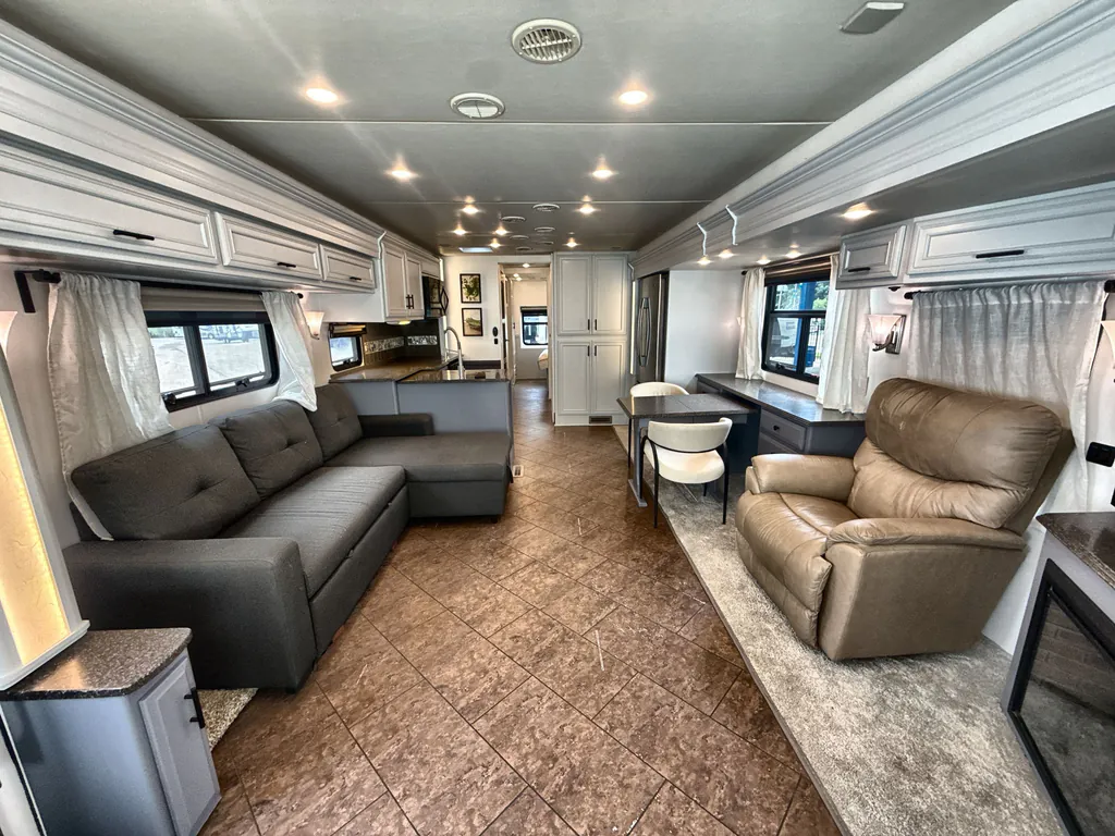 2015 Newmar Canyon Star 3914, Photos photo 2