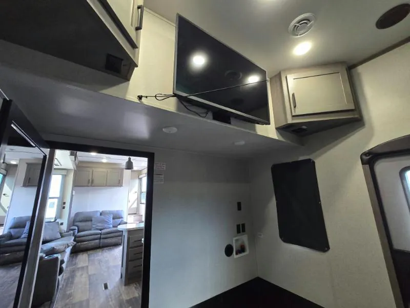 2021 Keystone Raptor 423, Photos photo 16