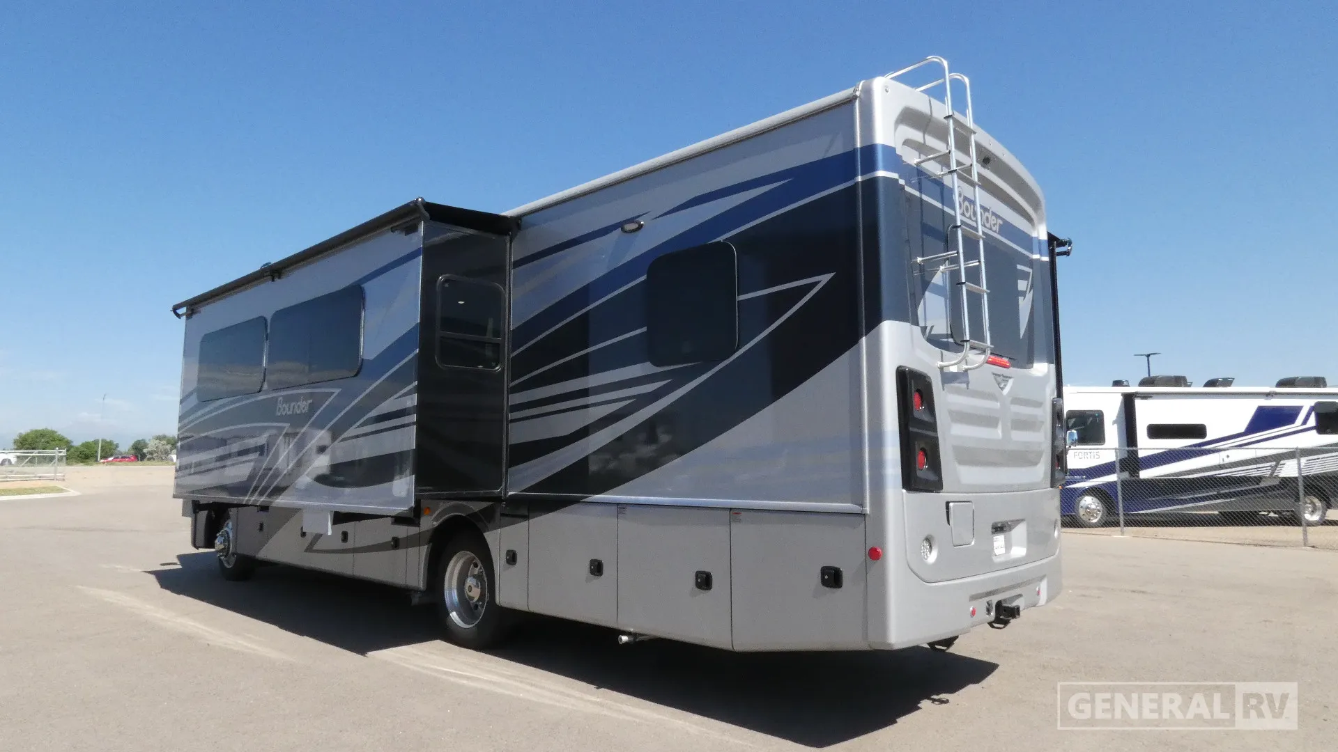 2026 Fleetwood Bounder 33C - Photo 4