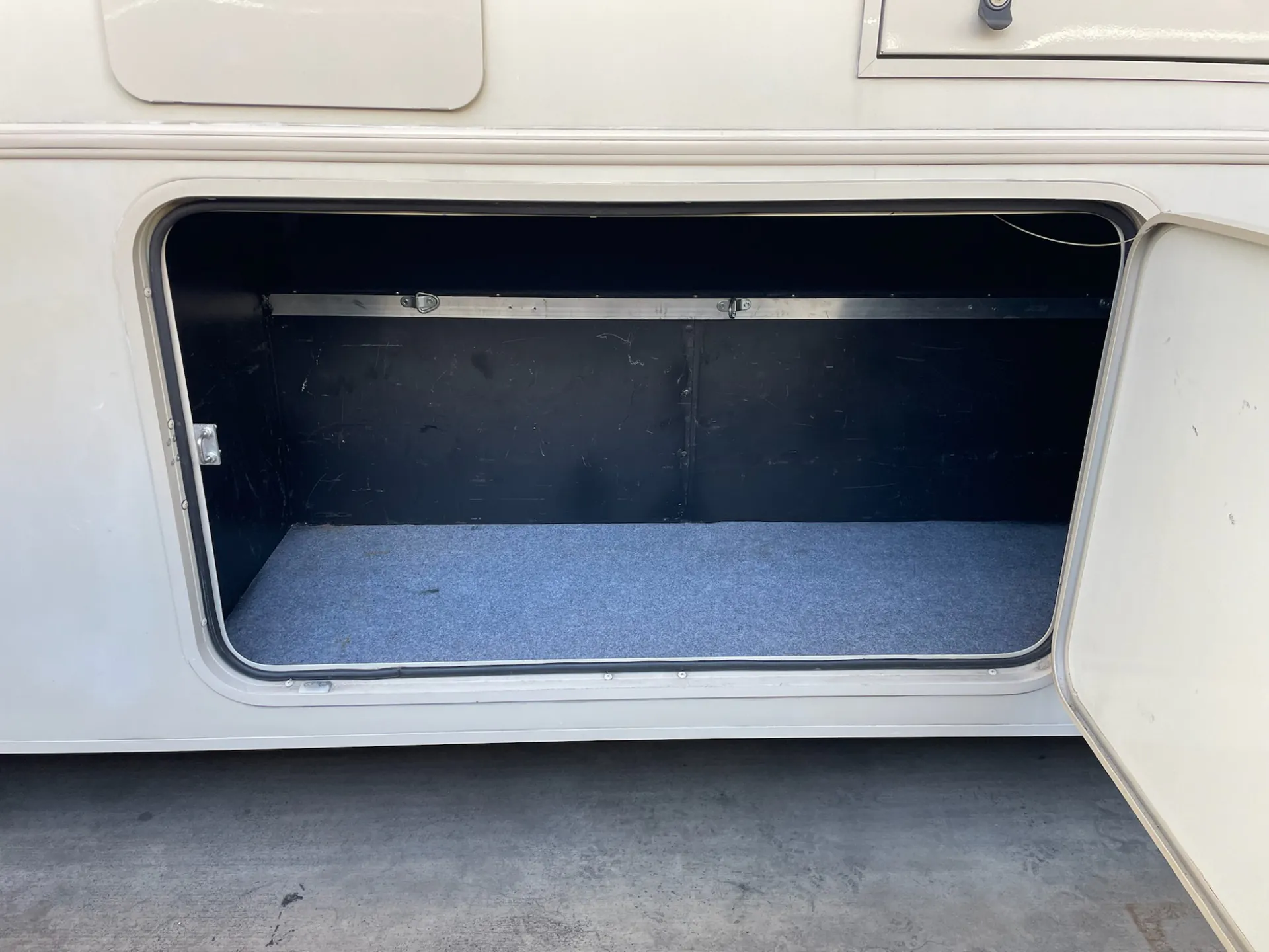 2018 Winnebago Sunstar 32YE - Photo 3