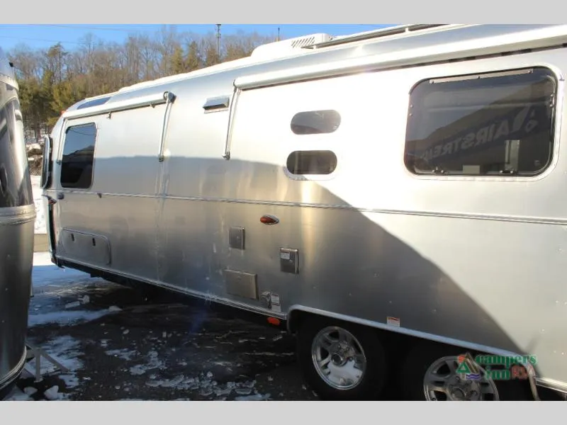 2026 Airstream Classic 33FB - Photo 4