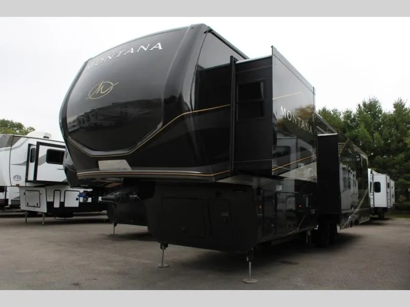 2025 Keystone Montana 3532SP - Photo 3