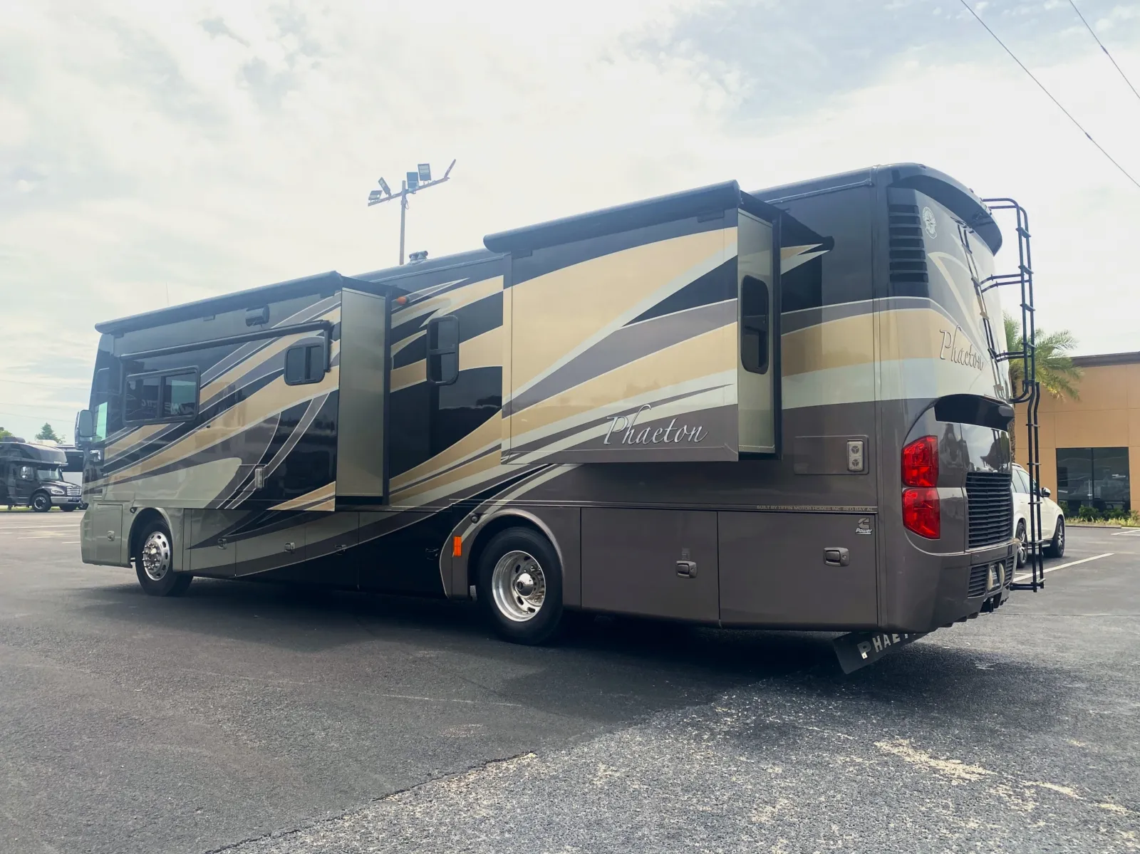 2013 Tiffin Motorhomes Phaeton 36GH - Photo 2