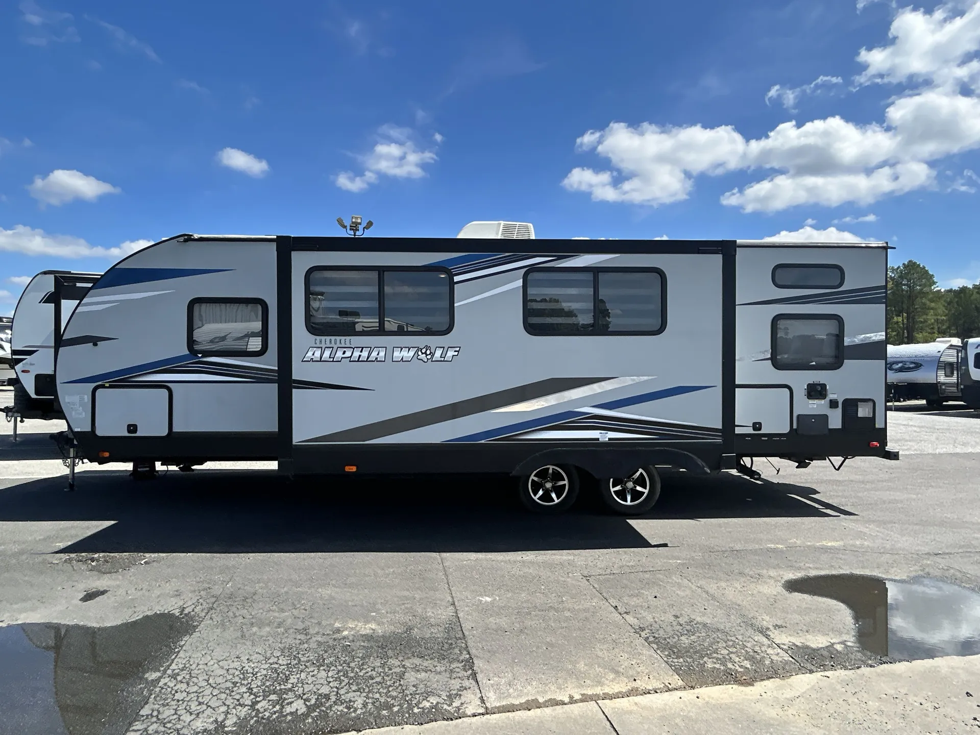 2021 Forest River Cherokee Alpha Wolf 26DBH-L — off campside