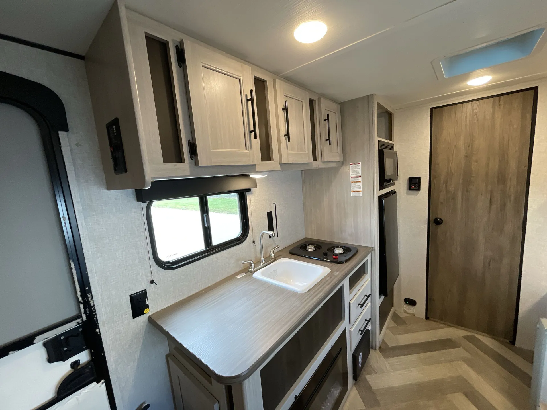 2024 CrossRoads Zinger Lite ZR18BH — living area main