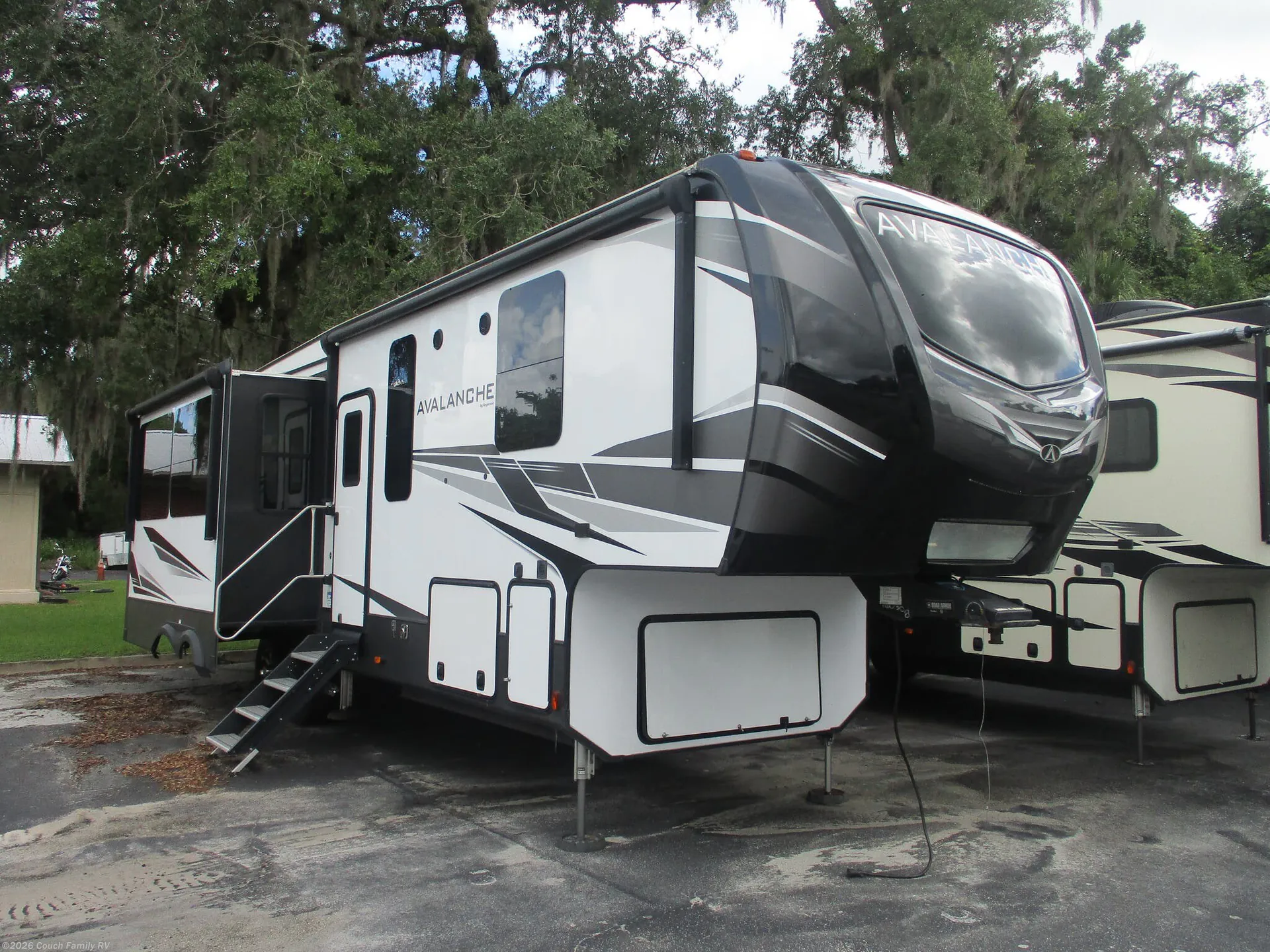 2021 Keystone Avalanche 312RS - Photo 2