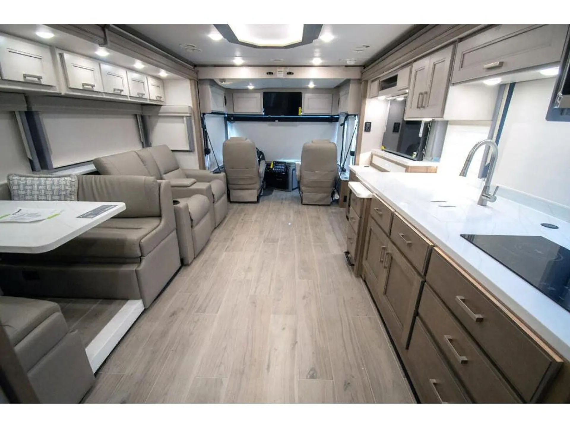 2026 Thor Motor Coach Aria 3702 - Photo 3