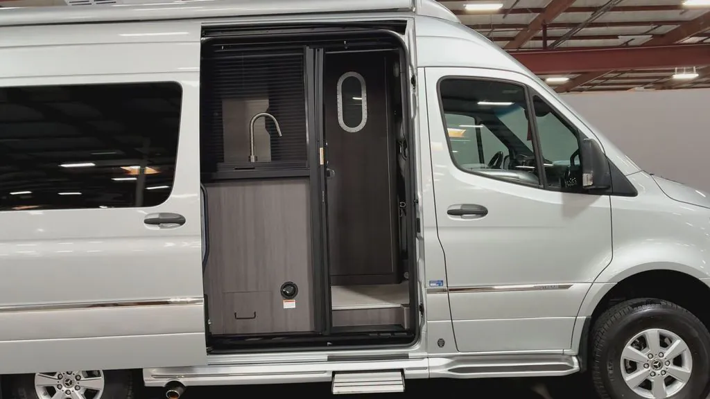 2023 Airstream Interstate 19 19 4X4 - Photo 4
