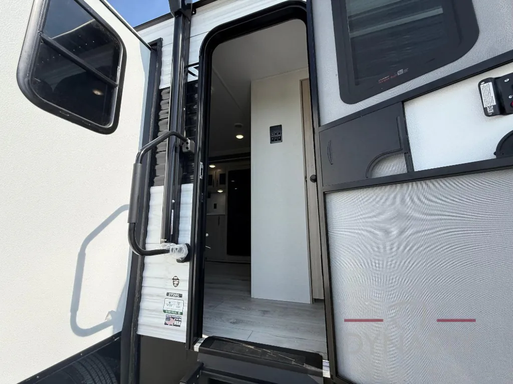 2027 East to West Della Terra 272RL, Photos photo 29