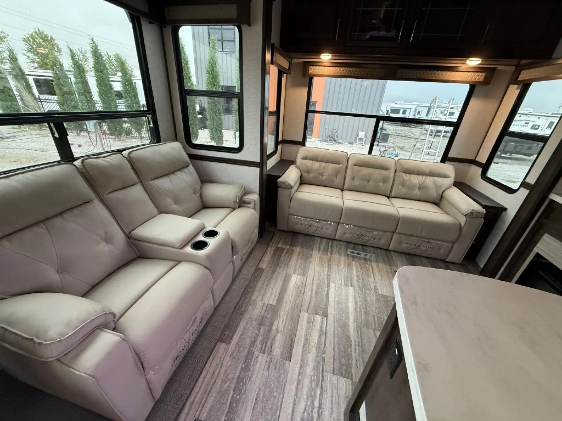 2022 Dutchmen Yukon 320RL - Photo 4