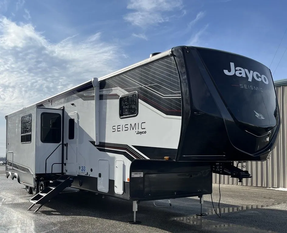 2026 Jayco Seismic 399 - Photo 2