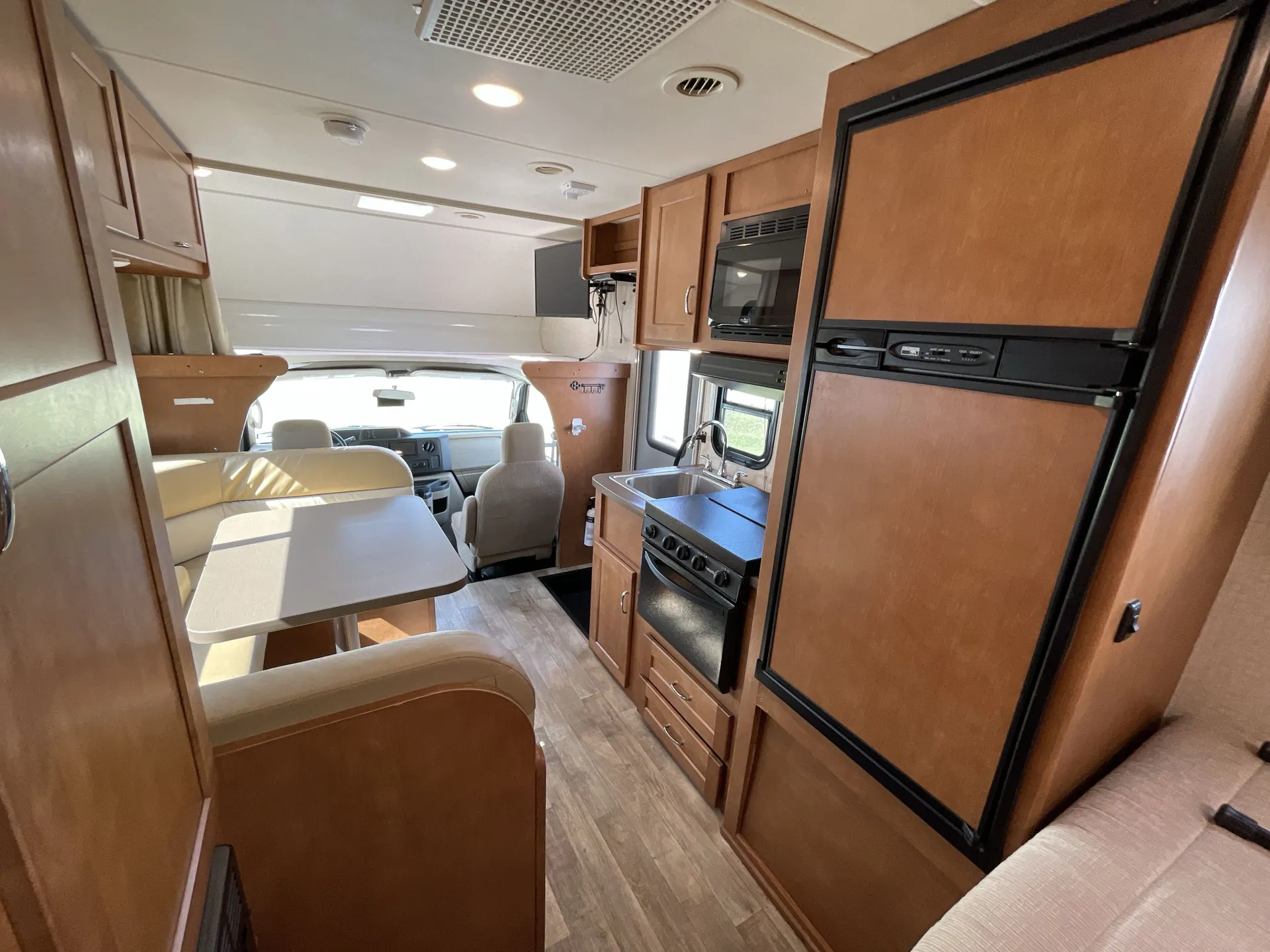 2018 Winnebago Minnie Winnie 22R — living area main
