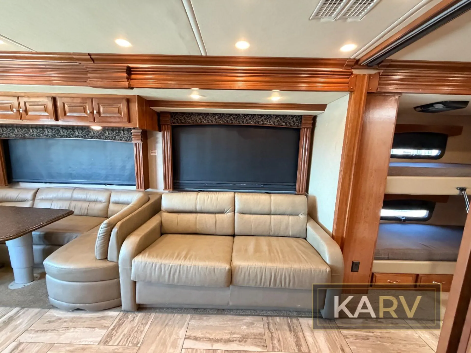 2017 Fleetwood Discovery LXE 40G - Photo 4