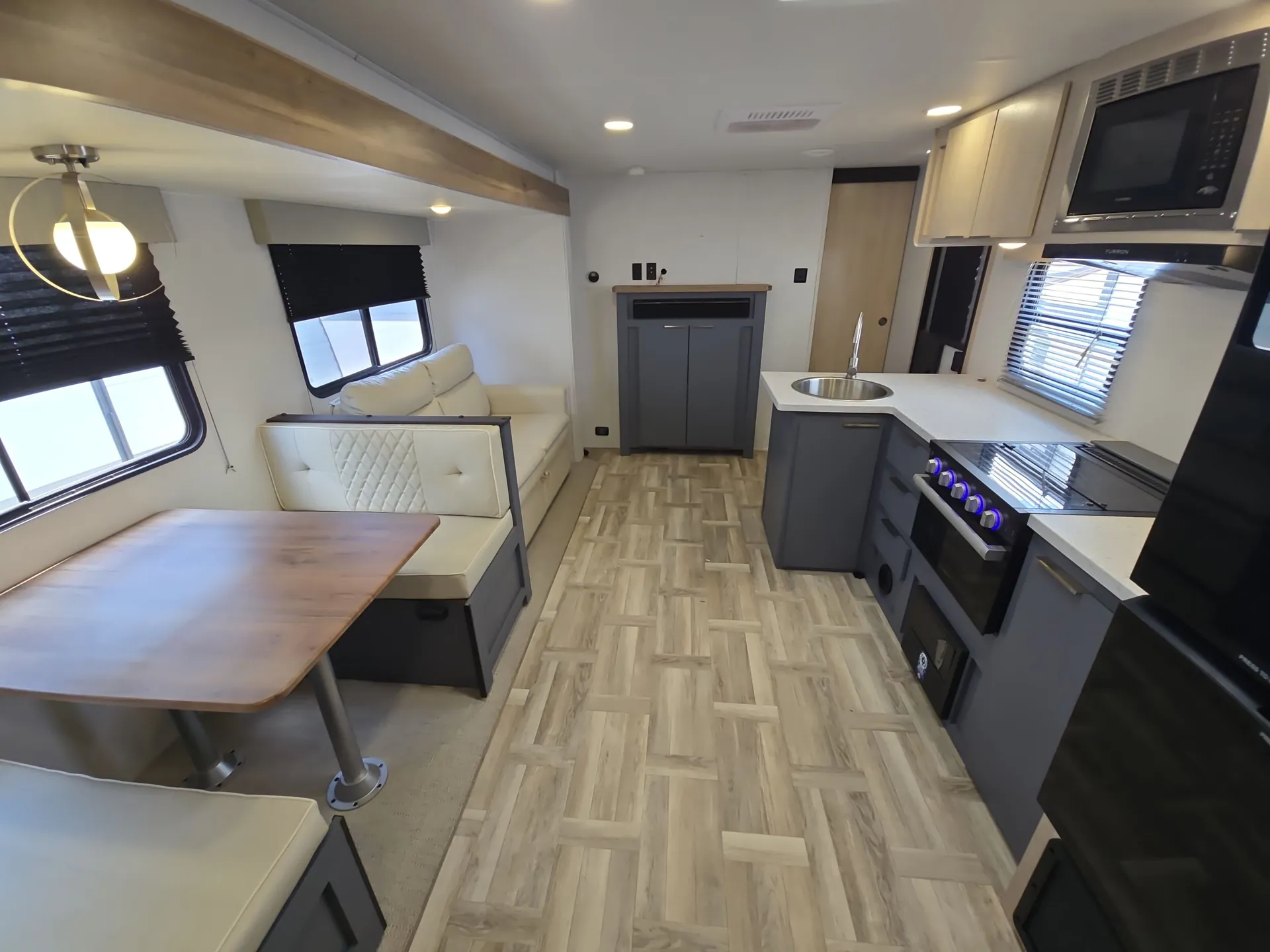 2025 Prime Time Tracer 270BHSLE — living area main