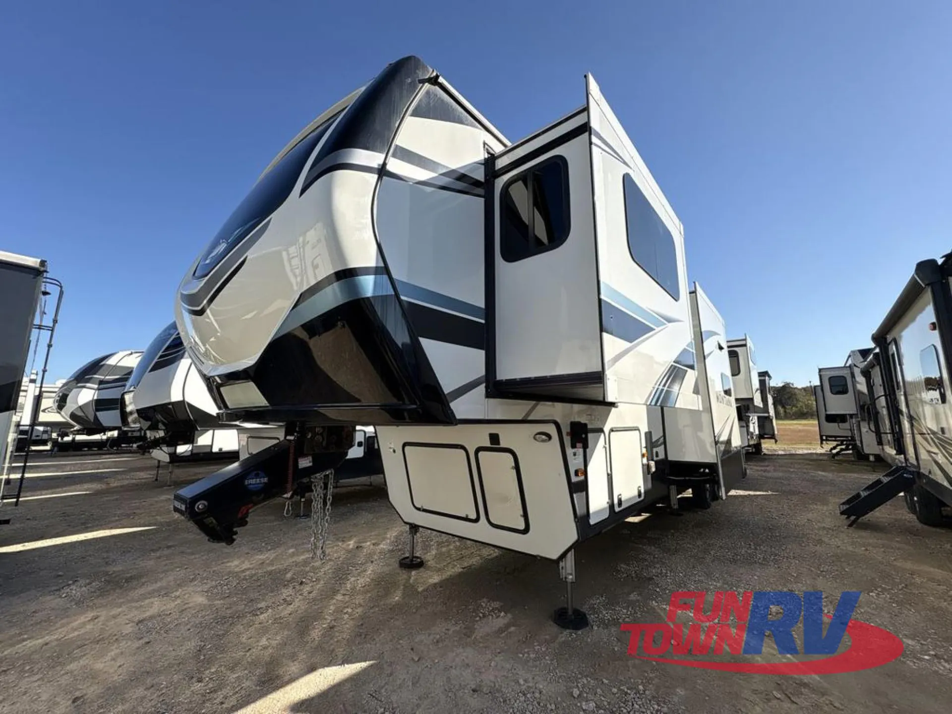 2021 Keystone Montana 3761FL - Photo 2