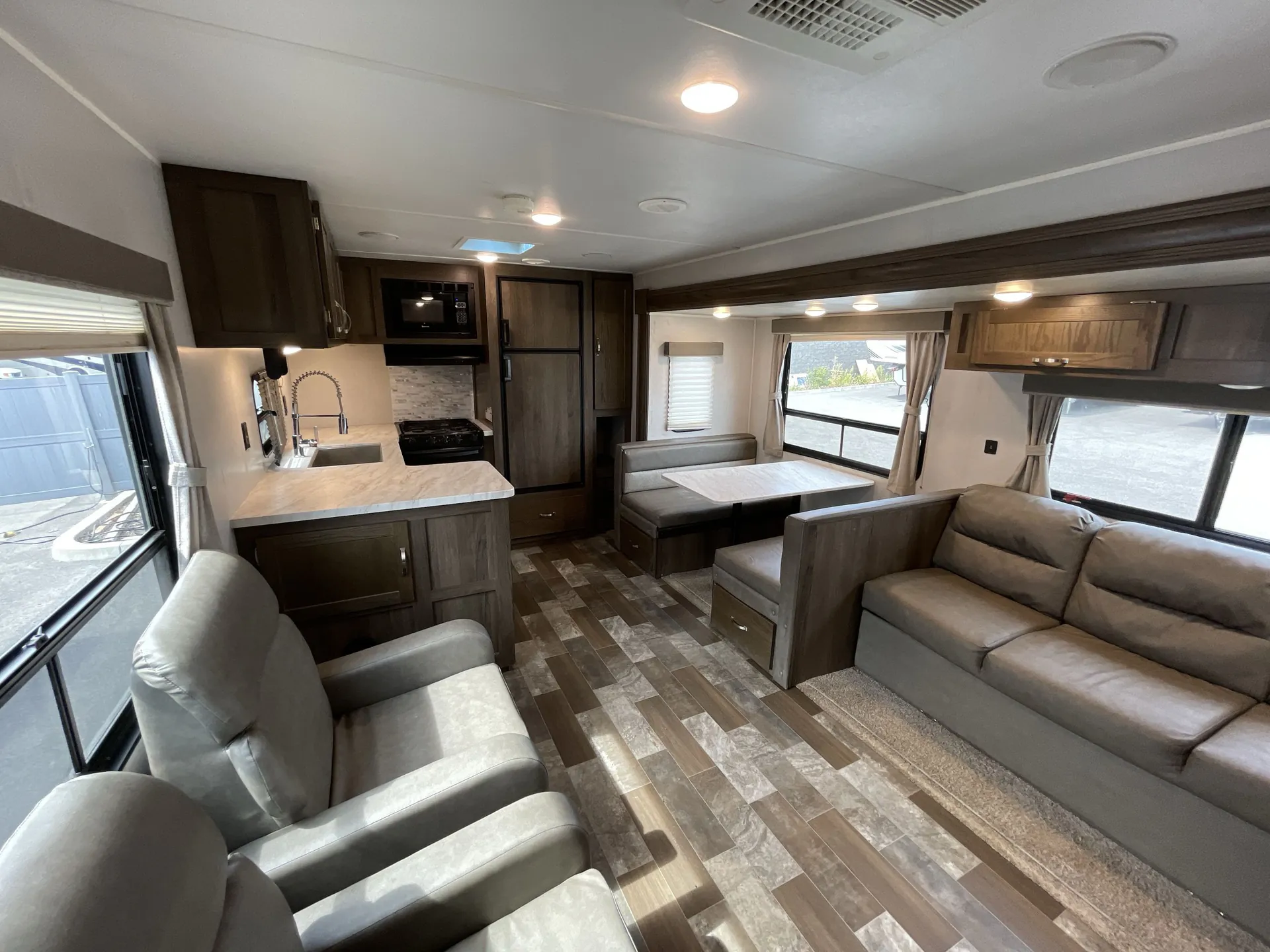 2020 East to West Silver Lake 29KRK — living area main