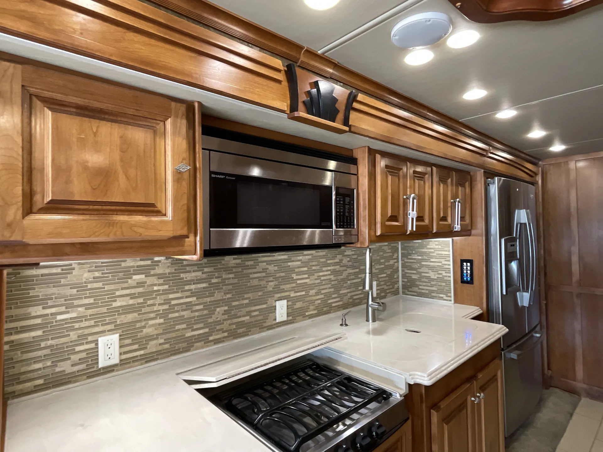 2015 Tiffin Phaeton 40 AH — living area main