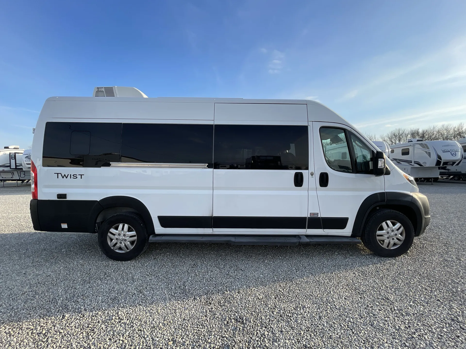 2022 Thor Motor Coach Twist 2JB — campside