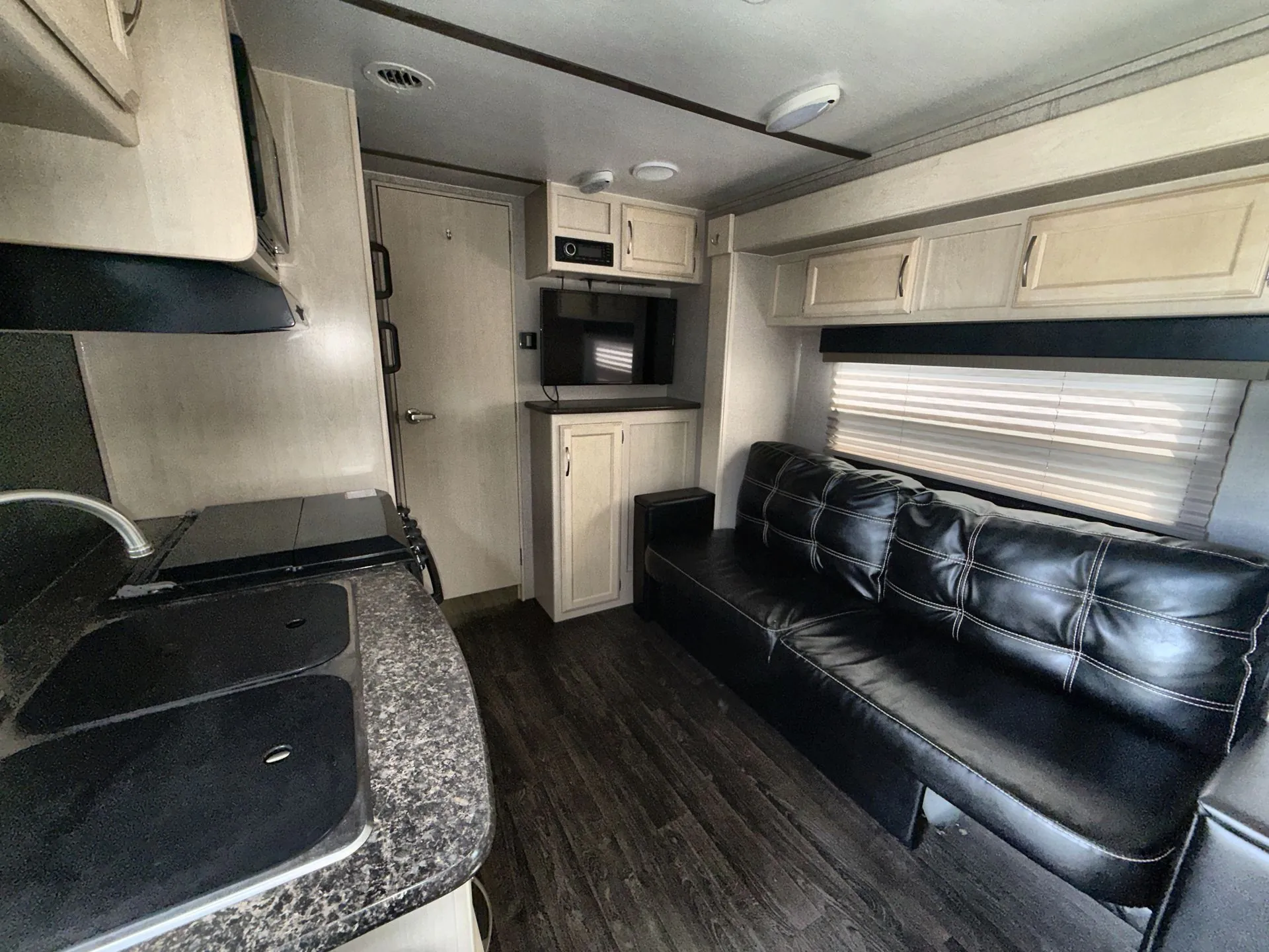 2018 Winnebago Micro Minnie 2106FBS — living area main