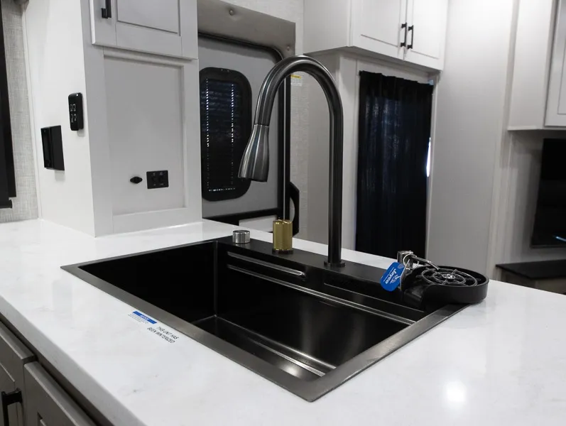 2025 Jayco Seismic Luxury Series 4113, Kitchen photo 5