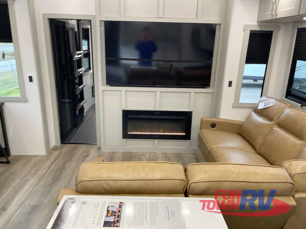 2026 Brinkley Model G 4150, Photos photo 15